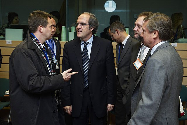 Sotoca apoya en Bruselas medidas educativas para mejorar el éxito escolar de los inmigrantes y su integración en el sistema - 1, Foto 1