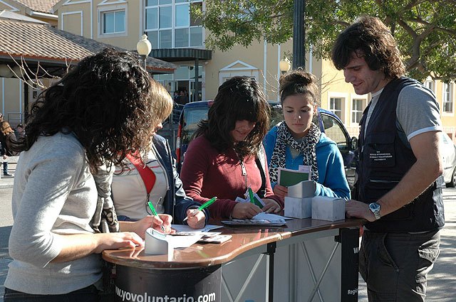 Un grupo de universitarios se inscriben como voluntarios., Foto 1