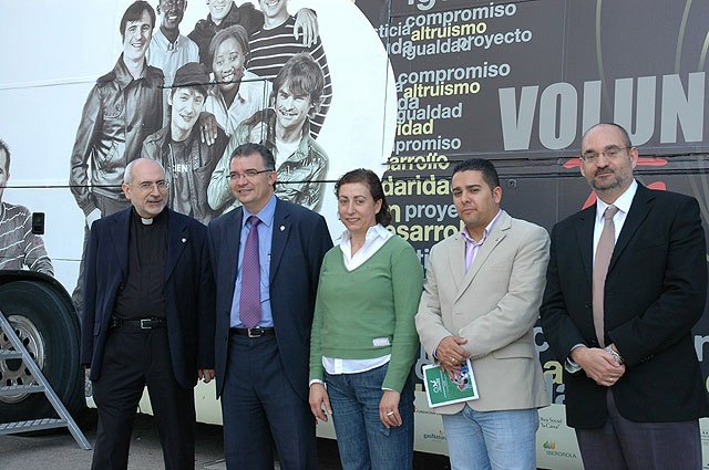 De izquierda a derecha: el vicerrector de Extensión Universitaria de la UCAM, Antonio Alcaraz; el director general de Inmigración, Cooperación al Desarrollo y Voluntariado, Leopoldo Navarro; la secretaria del Servicio de Voluntariado de la UCAM, Águeda Ruiz; el diputado regional, Jesús Cano; y el secretario del Servicio de Voluntariado de la Universidad, Ricardo Lafuente., Foto 2