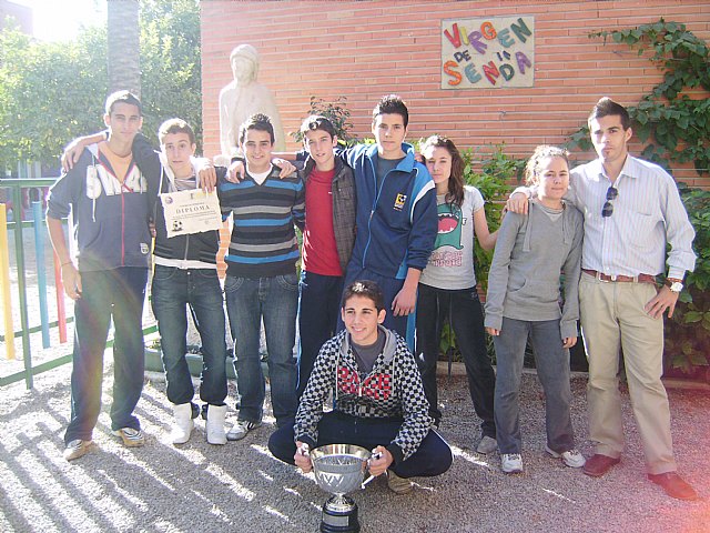 La federación estudiantil CONFES entrega la Copa CONFES de Futbol Sala a la Directora del Colegio Nuestra Señora de la Fuensanta - 1, Foto 1