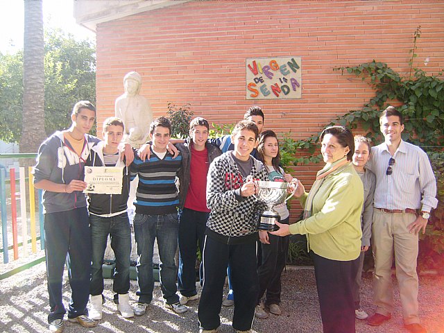 La federación estudiantil CONFES entrega la Copa CONFES de Futbol Sala a la Directora del Colegio Nuestra Señora de la Fuensanta - 2, Foto 2