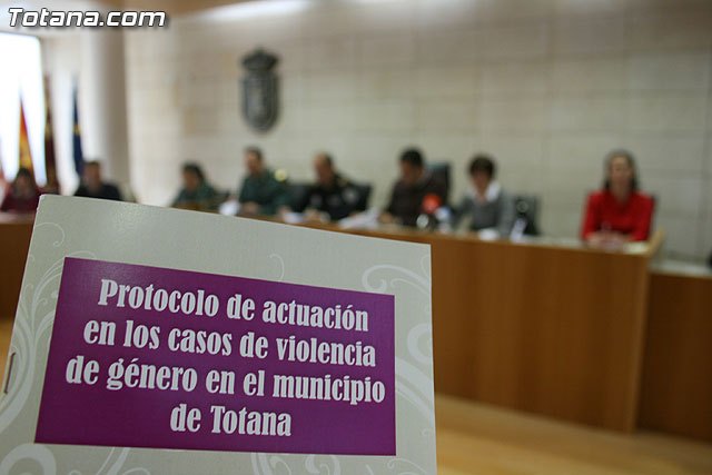 El ayuntamiento presenta el “Protocolo de actuación en los casos de violencia de género en el municipio”, Foto 1