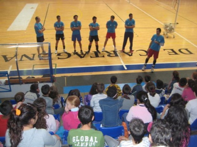 Los alumnos del colegio San Antonio Abad toman contacto con el Talasur UPCT Voleibol Cartagena - 1, Foto 1