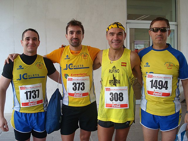 Gran papel de los atletas del Club Atletismo Totana en la media maratón de Benidorm, Foto 2