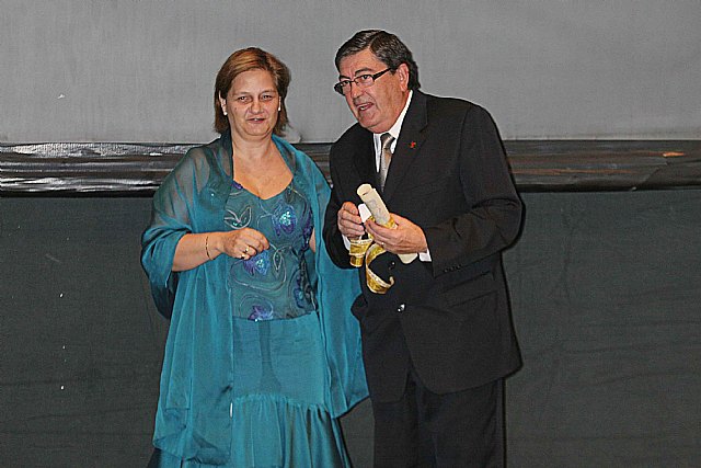 Dr. Manuel Moreno receives an award FAMDIF, Foto 2