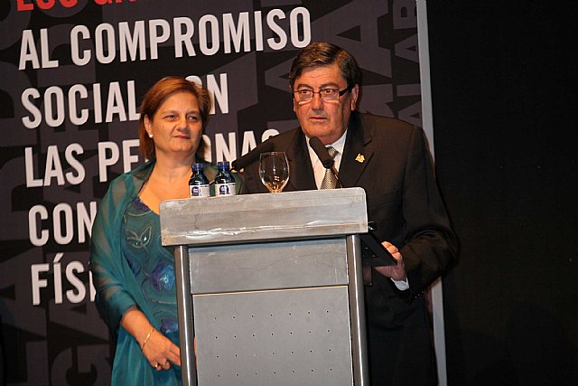 El doctor Manuel Moreno recibe de FAMDIF un galardón, Foto 3