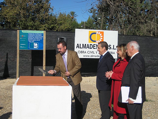 Pablo Fernández, paleta en mano, en otro momento del acto de presentación, Foto 2