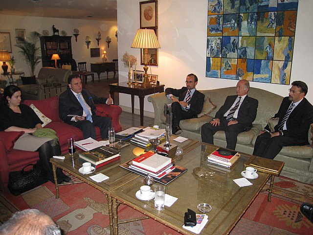 Imagen de la reunión que ha mantenido el consejero de Universidades, Empresa e Investigación, Salvador Marín, el embajador  de España en Nueva Delhi, Ion de la Riva, y la consejera Comercial Económica de España en Nueva Delhi, Teresa Solbes. Al encuentro de trabajo también asistió el director del Instituto de Fomento, Juan José Beltrán, y el vicepresidente de la Cámara de Comercio de Murcia, Francisco Ballesta, Foto 1