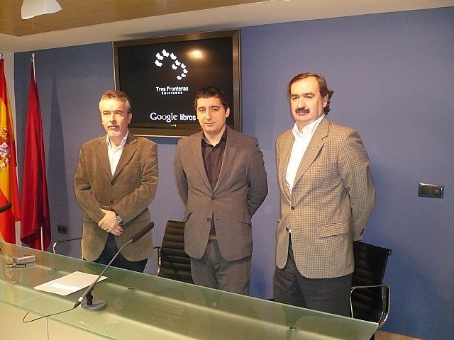 El consejero de Cultura y Turismo, Pedro Alberto Cruz (centro), junto al director general del Libro, Archivos y Bibliotecas, Francisco Giménez (izquierda), y el representante de Google Libros en España, Luis Collado (derecha), Foto 1