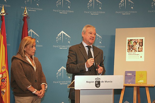 El presidente de la Comunidad, Ramón Luis Valcárcel, acompañado de la consejera de Presidencia y Administraciones Públicas, María Pedro Reverte, presenta las publicaciones editadas por la Comunidad Autónoma sobre la Unión Europea y el Tratado de Lisboa, con motivo de su entrada en vigor., Foto 1