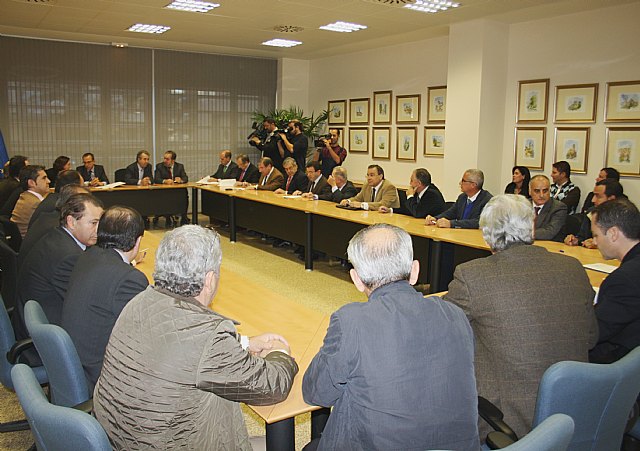 El consejero de Agricultura y Agua, Antonio Cerdá, firmó hoy un convenio de colaboración con 45 empresas murcianas por el que se adhieren al mantenimiento del Sistema Regional de Prevención y Vigilancia de la Contaminación Atmosférica., Foto 1