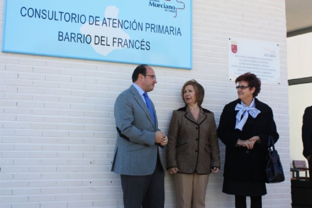 La consejera de Sanidad y Consumo, María Ángeles Palacios, acompañada por el alcalde, Pedro Antonio Sánchez, y por la concejal de Sanidad de Puerto Lumbreras, Matilde Gloria García, junto a la placa del nuevo centro de Salud del Barrio del Francés, Foto 1