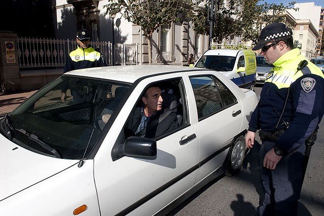 La Policía Local registra 14 denuncias por el uso del móvil al volante - 1, Foto 1