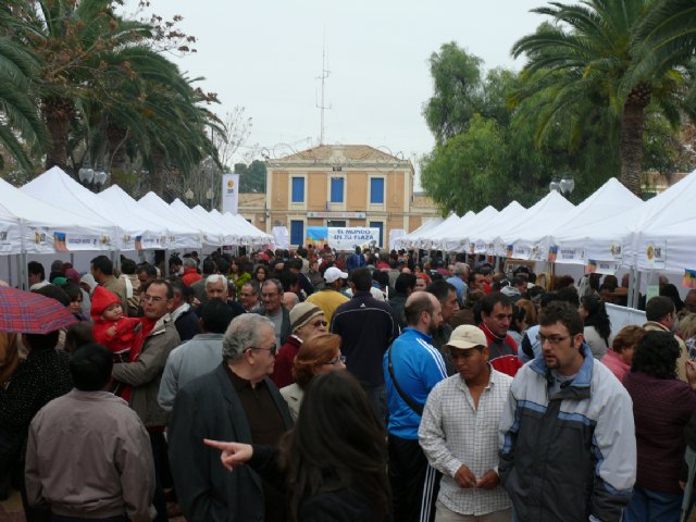 A pesar de la lluvia, el encuentro intercultural El Mundo en tu Plaza contó con gran asistencia de público - 3, Foto 3