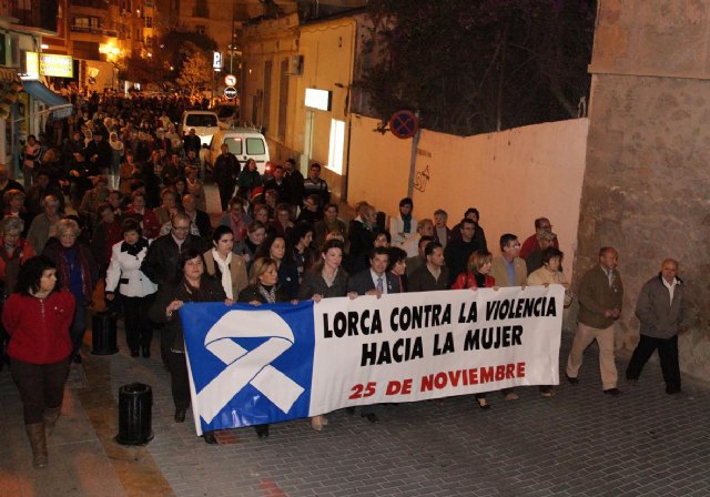 El Pleno del Ayuntamiento de Lorca muestra su solidaridad con las mujeres víctimas de violencia y con sus familias - 1, Foto 1