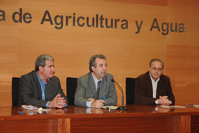 El presidente de Fecoam, Santiago Martínez (izquierda), el consejero de Agricultura y Agua, Antonio Cerdá (centro), y el director general de Industrias y Asociacionismo Agrario, Ginés Vivancos (derecha)., Foto 1