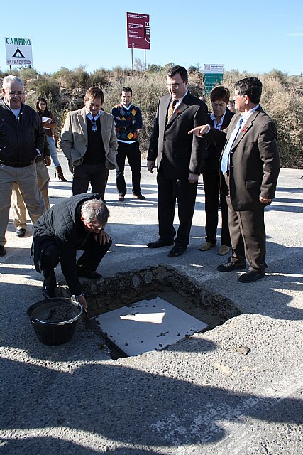 El consejero José Ballesta, acompañado por el alcalde de Águilas, Juan Ramírez, asiste al acto de colocación de la primera piedra de las obras de mejora de la carretera de Calarreona (RM-333), que facilitarán el acceso a las playas del municipio y mejorarán las comunicaciones de la Región con la provincia de Almería, Foto 1