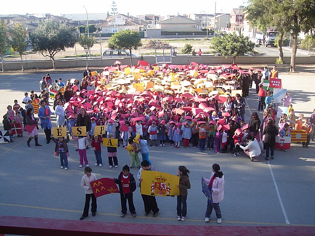 Los alumnos del colegio Joaquín Carrión forman un gran mapa de España con los colores de la bandera para celebrar la Constitución - 1, Foto 1