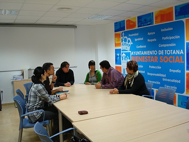 Los representantes de INCODECO y Acción sin Fronteras visitan la localidad, Foto 2