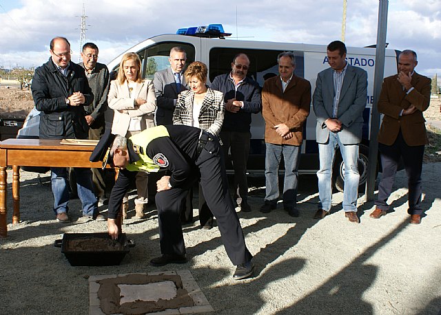 El alcalde de Puerto Lumbreras y la consejera de Presidencia colocan la primera piedra del nuevo Centro de Atención Policial - 1, Foto 1