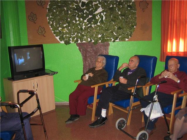 Los usuarios y profesionales del SED de Totana disfrutan de una proyección cinematográfica, Foto 1