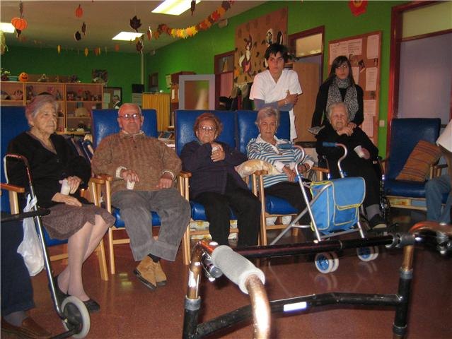 Los usuarios y profesionales del SED de Totana disfrutan de una proyección cinematográfica, Foto 2