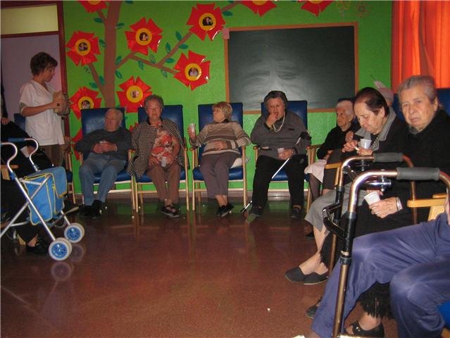 Los usuarios y profesionales del SED de Totana disfrutan de una proyección cinematográfica, Foto 3