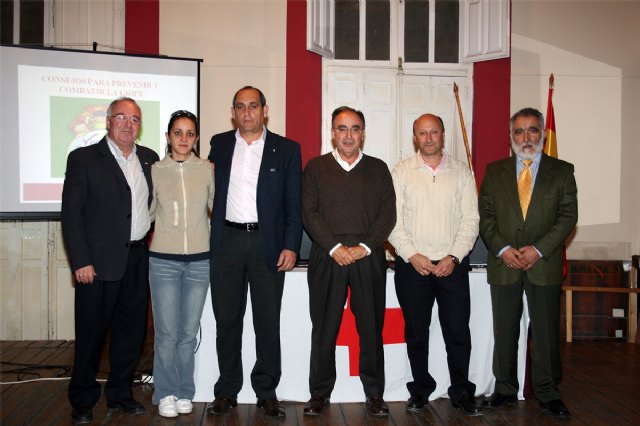 Pedro Pérez   Vicepresidente Primero Cruz Roja de Águilas; Ana P. Seisdedos Técnico en Intervención Social Cruz Roja de Águilas; Miguel Molina Sánchez Presidente Cruz Roja de Águilas; José Rondán  Presidente Autónomico Sociedad Española de Medicina General y Familiar; Juan José Gomáriz Médico de Atención Primaria Centro de Salud La Viña; Miguel Belmonte Jefe de Salvamento Maritimo de Cartagena, Foto 1