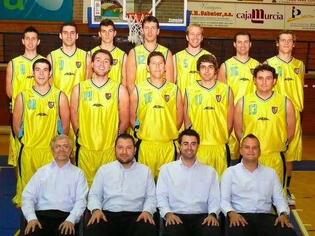 1ª FILA: David Luna, David Costa, Adrián Méndez, Nenad Petrovic, Ángel Pintor, Damián García e Ilya Cherenschikov // 2ª FILA: Fran Montoya, Jesús Sanmartín, José Antonio Serrano, Ángel Ureña y Pedro Manzano.// SENTADOS: Santiago Pastor (Delegado), Javier Aguilar (Entrenador), José David Martínez (2º Ent) y Pablo Alarcón (3er Ent)., Foto 1