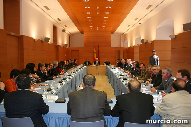 Los alcaldes plantean a Valcrcel los problemas de financiacin y el precio del agua - 1