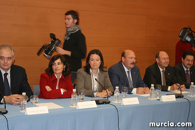 Los alcaldes plantean a Valcrcel los problemas de financiacin y el precio del agua - 6
