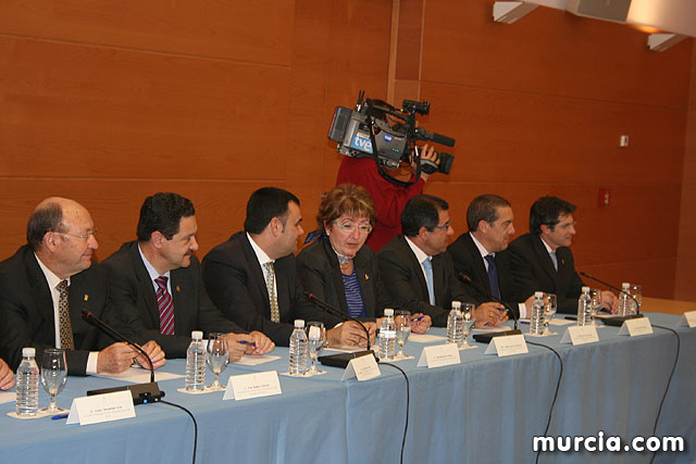 Los alcaldes plantean a Valcrcel los problemas de financiacin y el precio del agua - 7