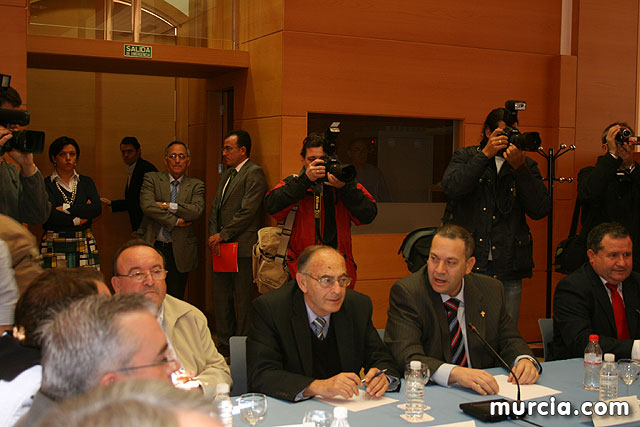 Los alcaldes plantean a Valcrcel los problemas de financiacin y el precio del agua - 8