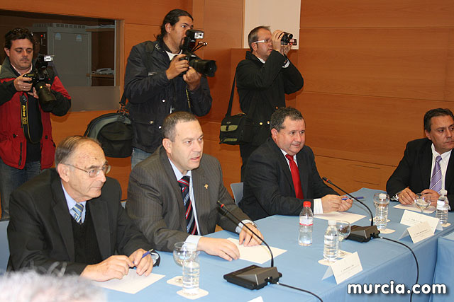 Los alcaldes plantean a Valcrcel los problemas de financiacin y el precio del agua - 9