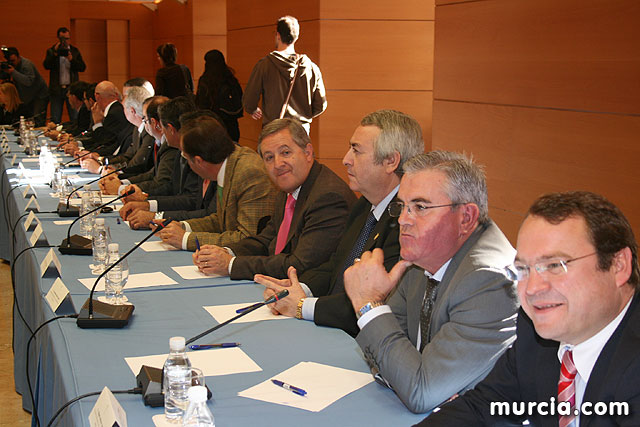 Los alcaldes plantean a Valcrcel los problemas de financiacin y el precio del agua - 11