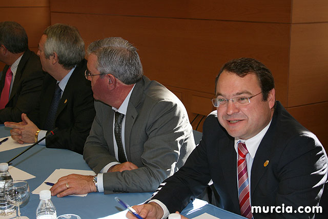 Los alcaldes plantean a Valcrcel los problemas de financiacin y el precio del agua - 12