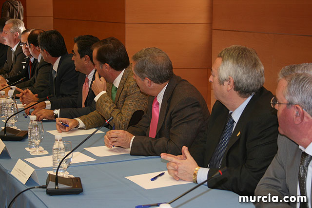 Los alcaldes plantean a Valcrcel los problemas de financiacin y el precio del agua - 13