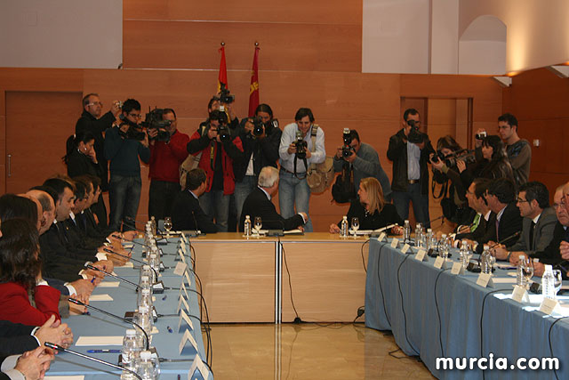 Los alcaldes plantean a Valcrcel los problemas de financiacin y el precio del agua - 14