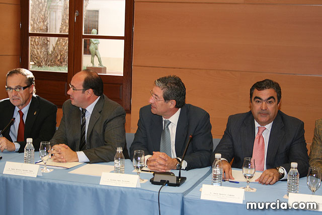 Los alcaldes plantean a Valcrcel los problemas de financiacin y el precio del agua - 17