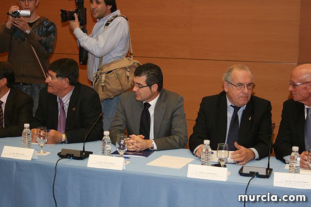 Los alcaldes plantean a Valcrcel los problemas de financiacin y el precio del agua - 20