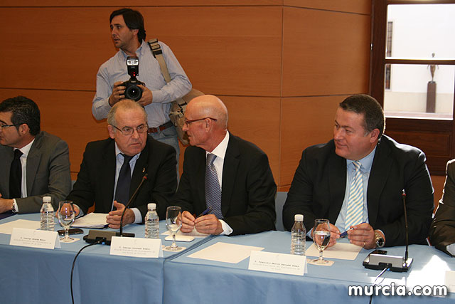 Los alcaldes plantean a Valcrcel los problemas de financiacin y el precio del agua - 19