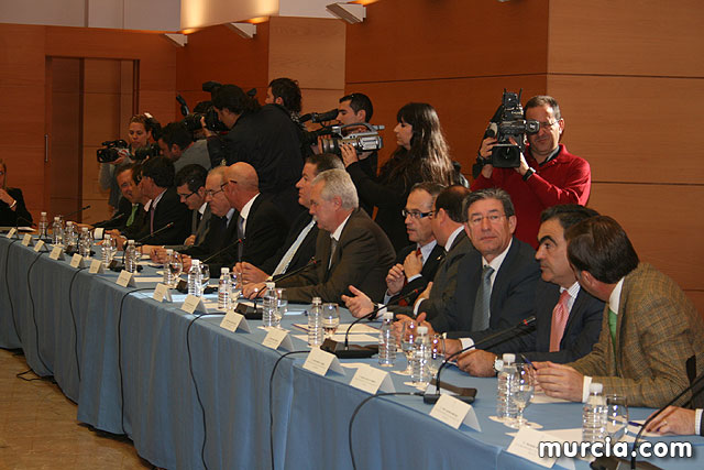 Los alcaldes plantean a Valcrcel los problemas de financiacin y el precio del agua - 22