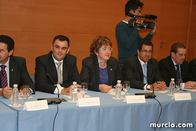 Los alcaldes plantean a Valcrcel los problemas de financiacin y el precio del agua - 23