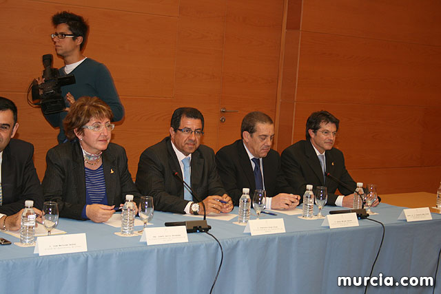 Los alcaldes plantean a Valcrcel los problemas de financiacin y el precio del agua - 24