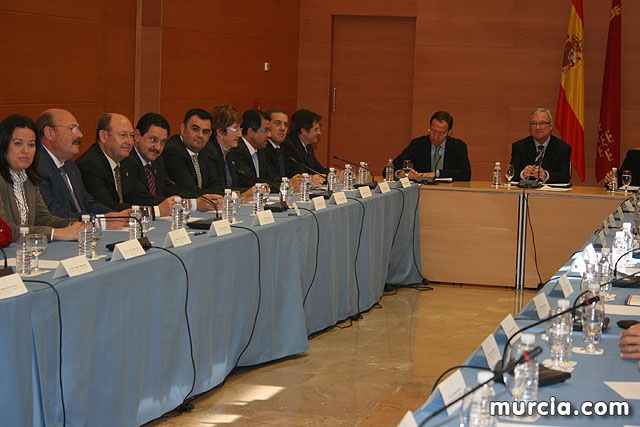 Los alcaldes plantean a Valcrcel los problemas de financiacin y el precio del agua - 25