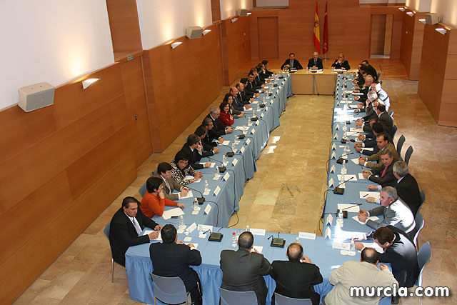 Los alcaldes plantean a Valcrcel los problemas de financiacin y el precio del agua - 26