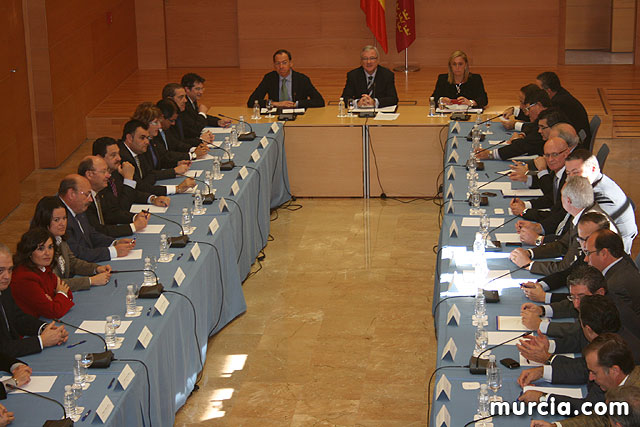 Los alcaldes plantean a Valcrcel los problemas de financiacin y el precio del agua - 27