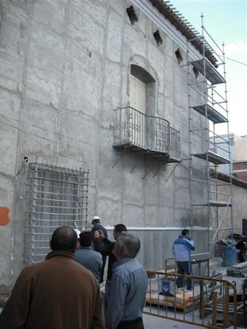 El concejal de Vivienda visita las obras de rehabilitación de las fachadas, cubiertas y medianeras de la calle Mayor Triana, Foto 2