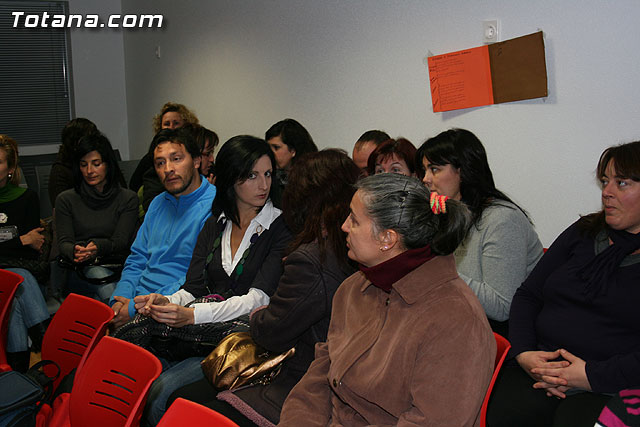 Un total de 80 padres y madres han participado en el taller 