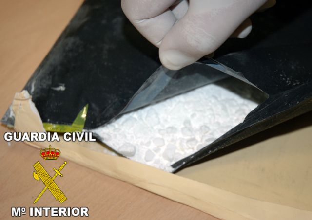 La Guardia Civil aprehende m�s de 6 kilos de coca�na desarticulando la organizaci�n delictiva que los introduc�a - 2